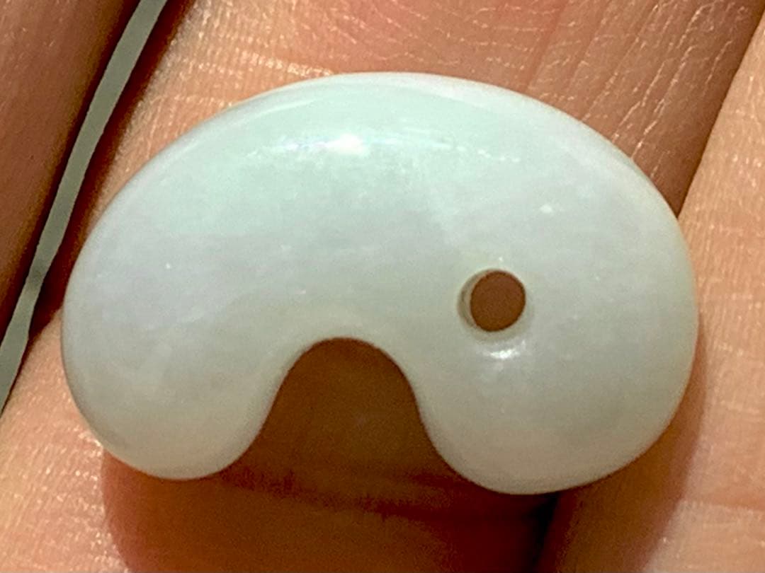 ✳ 天から授かった幸福の勾玉　糸魚川翡翠ジェダイト　氷アイスジェイド　鑑別書付を