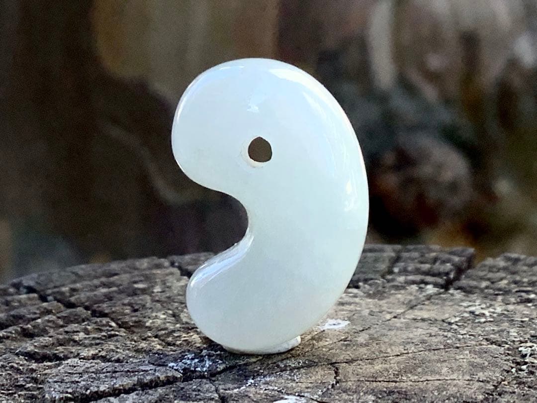 ✳ 天から授かった幸福の勾玉　糸魚川翡翠ジェダイト　氷アイスジェイド　鑑別書付を