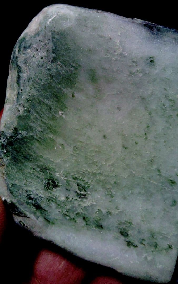 ★翡翠原石★幻のヒスイ【秩父軟玉翡翠・切り出し237ｇ】