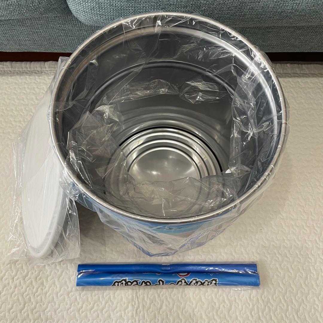 鬼*入様 明治おいしい牛乳　座れる鬼滅の刃缶　B3タペストリー