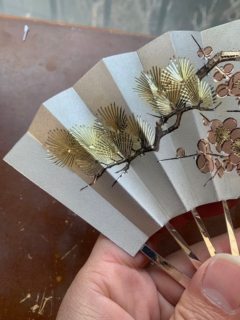 銀製　金箔 純銀製装飾の扇子 梅と松のデザイン 約99g 秀光作