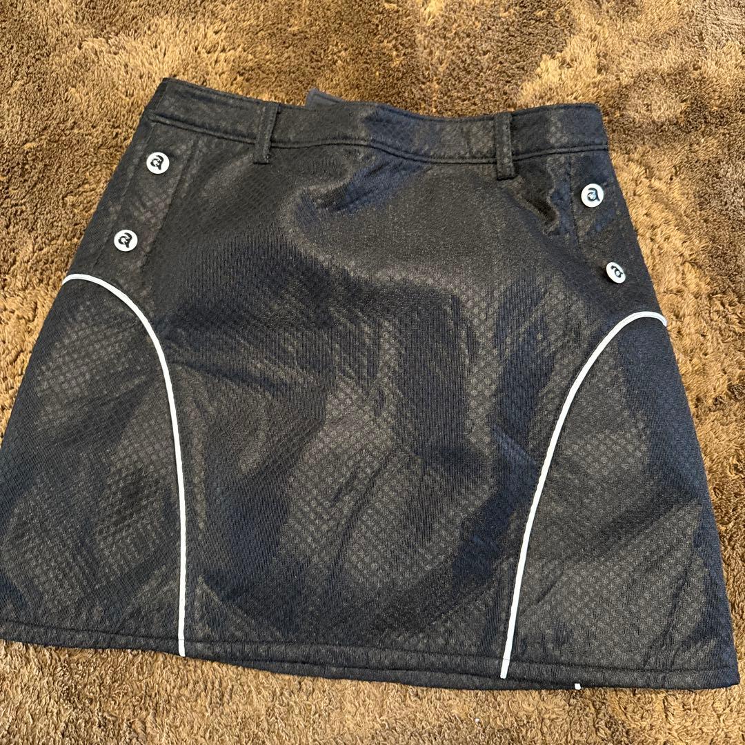 アルチビオ　黒のゴルフスカート サイドパイピング付き