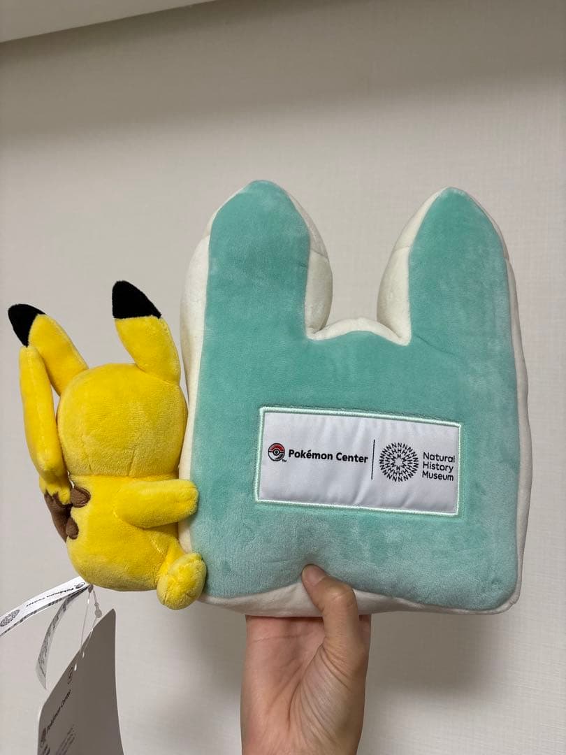 ロンドン　自然史博物館　ポケモン　ピカチュウぬいぐるみ