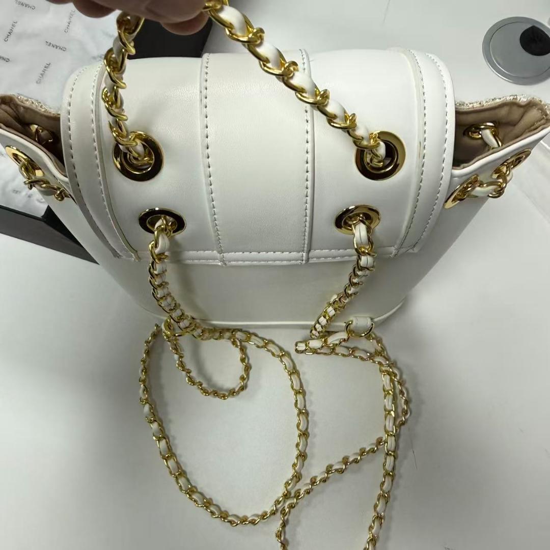 ホワイト ハンドバッグ ゴールドチェーン