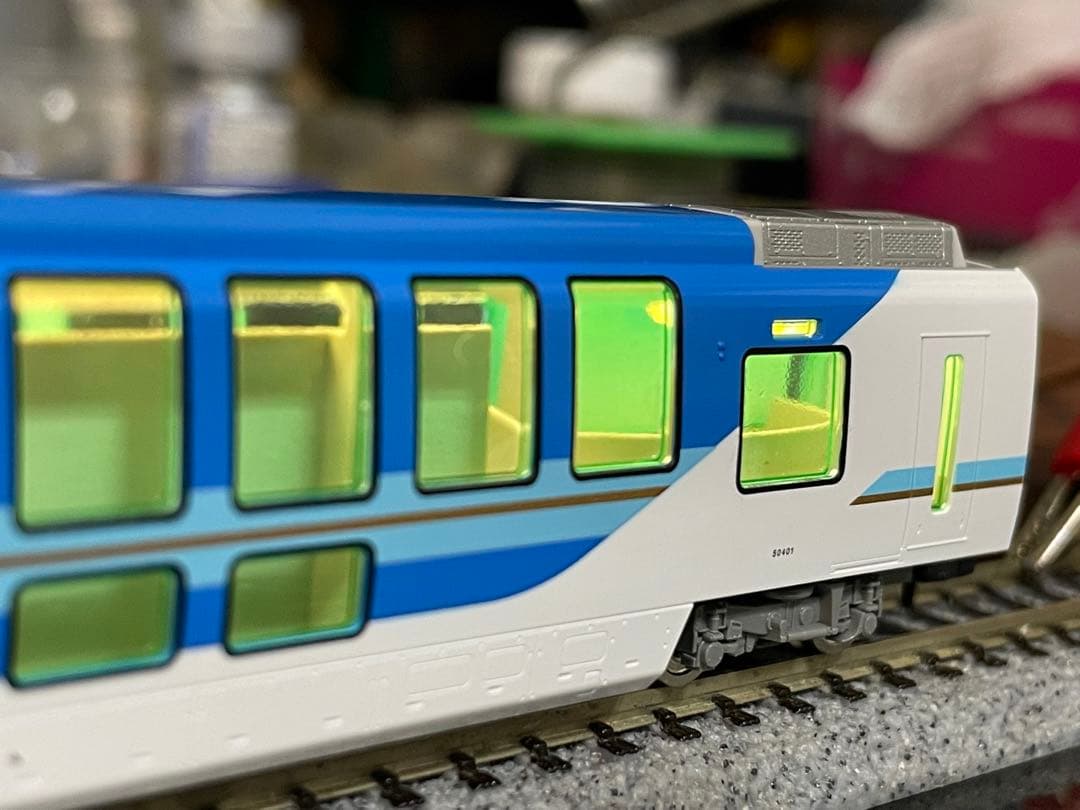 TOMIX「しまかぜ」に室内灯を組み込みます。
