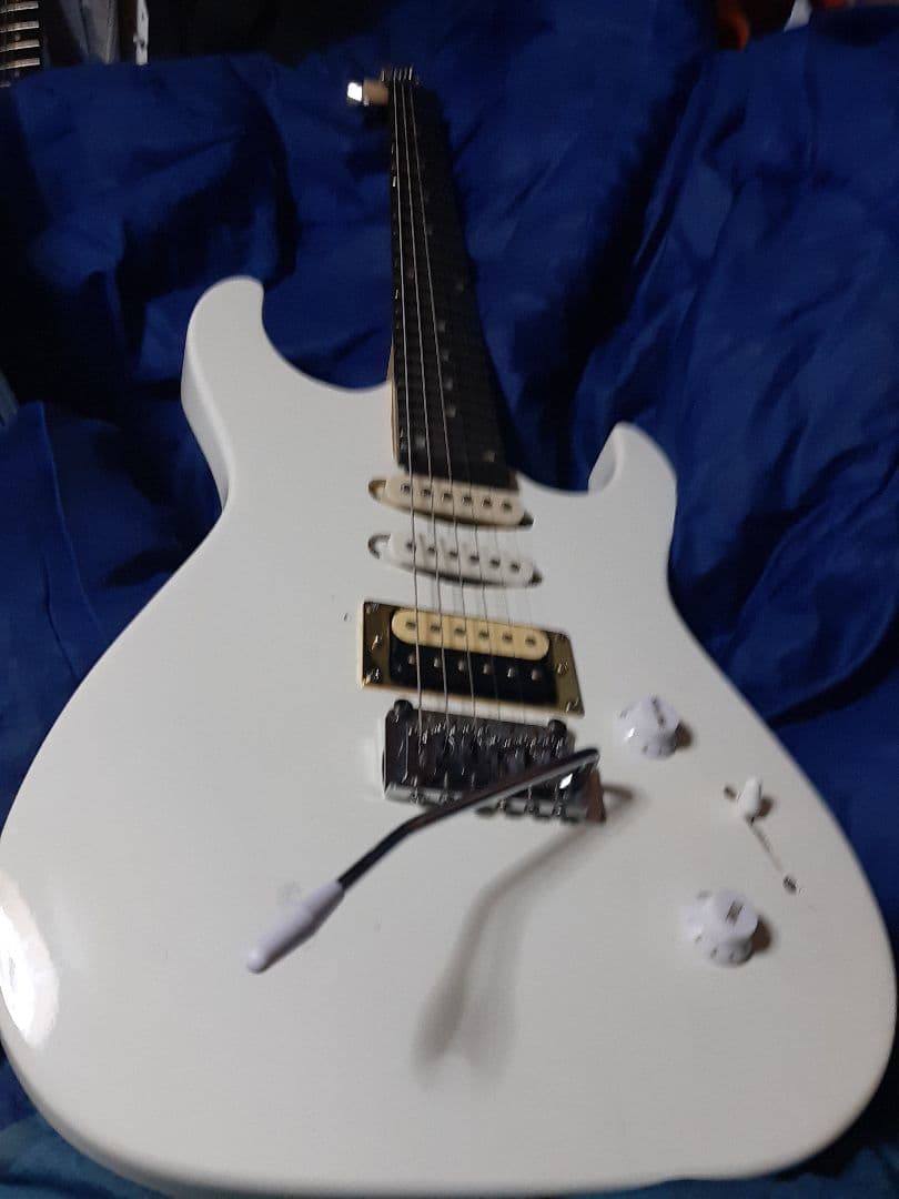 最終値下げジャンク世界に1本ＡＩＹストラトタイプギターSSH白24F調整済