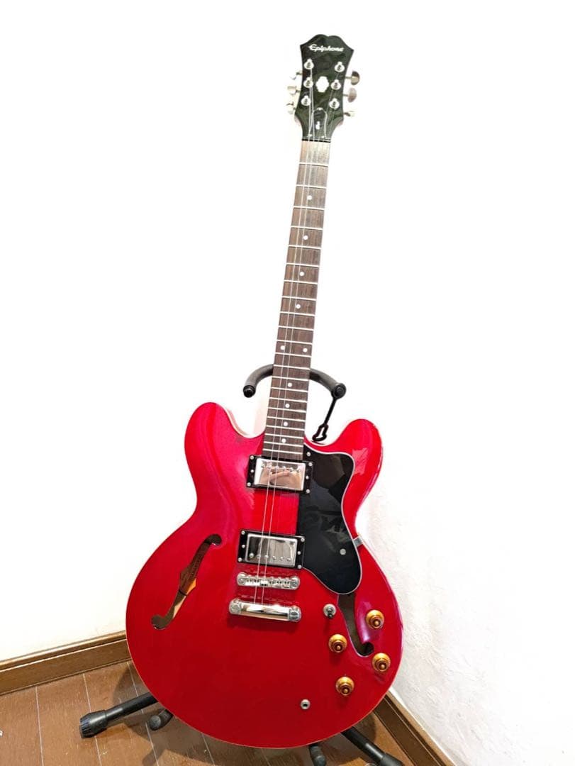 赤いセミホローボディエレキギター