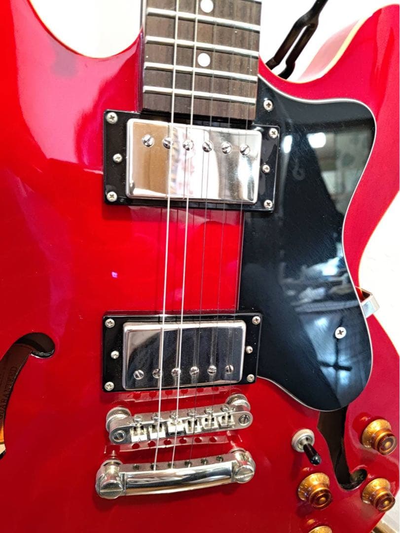 赤いセミホローボディエレキギター