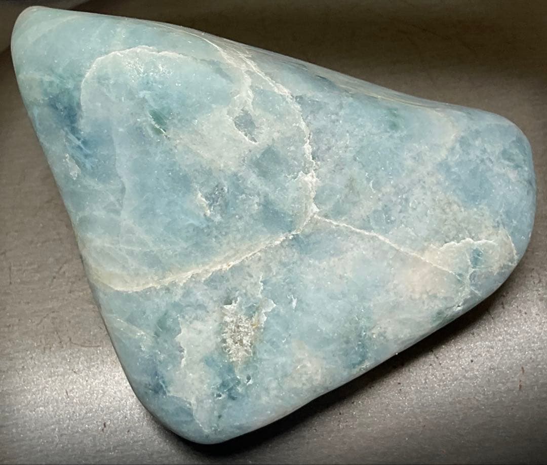 ［青水色　ガラス質］　入りコン沢翡翠156g 糸魚川　ヒスイ　ひすい