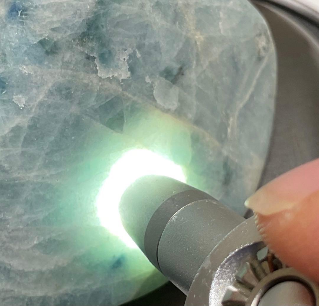 ［青水色　ガラス質］　入りコン沢翡翠156g 糸魚川　ヒスイ　ひすい