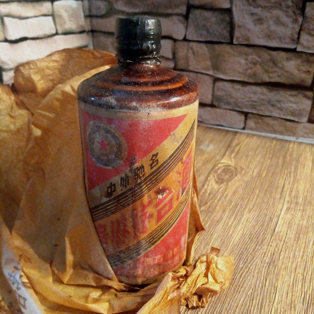 貴州茅台古酒1978年未封陶瓷瓶木栓五星火封印昔的な赤と金のラベル茅台酒の紙包み