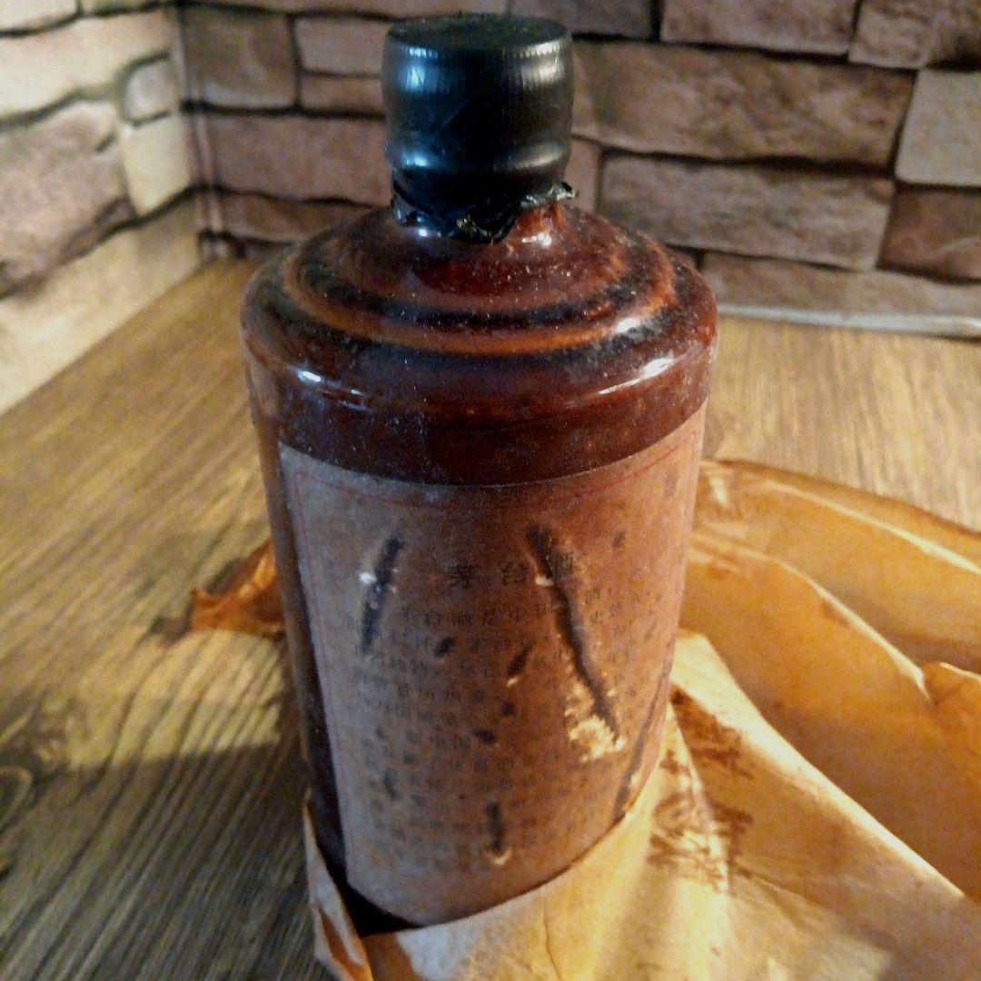 貴州茅台古酒1978年未封陶瓷瓶木栓五星火封印昔的な赤と金のラベル茅台酒の紙包み