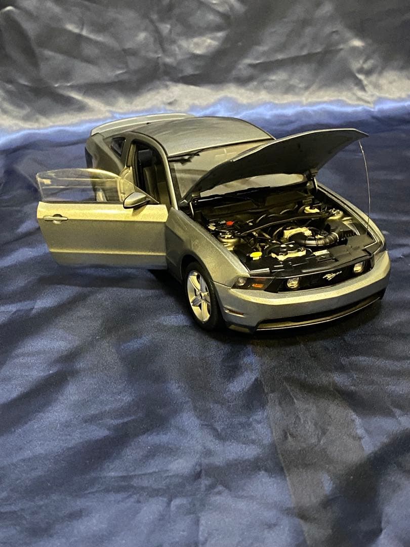 オートアート　絶版1/18 マスタングGT 2010 グレーメタリック　箱無し
