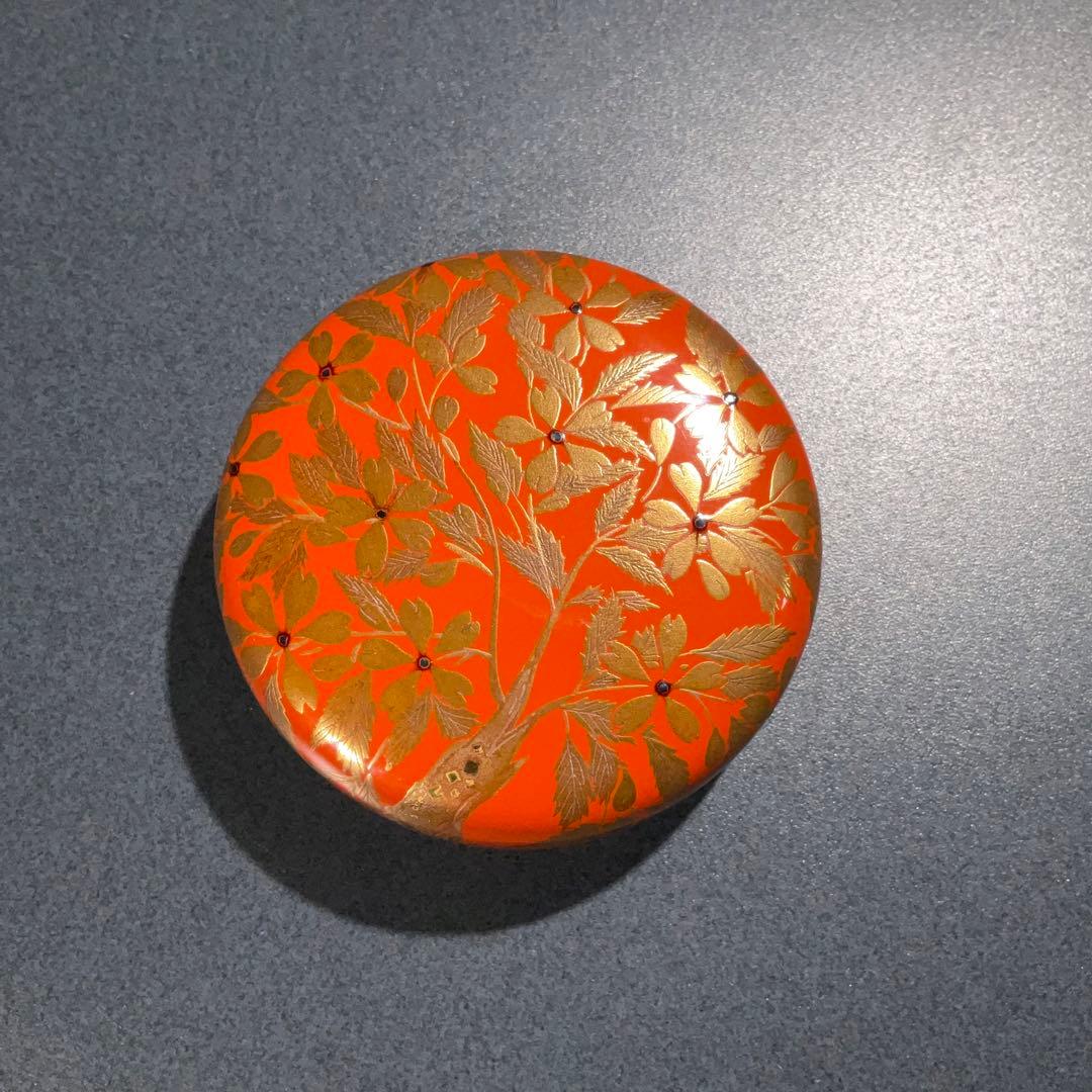 【茶道具】枝垂れ桜蒔絵　棗　朱漆　螺鈿　都作　6R0897