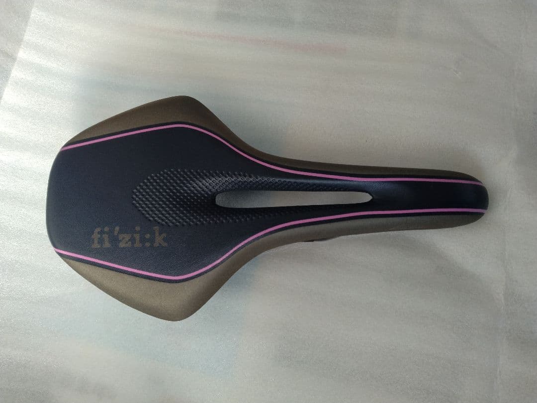 fi'zi:k フィジーク　LUCE MOBIUS カーボンレール