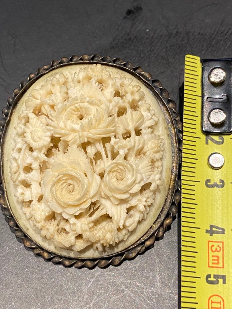 希少　アンティーク　ボーンアート　手彫りブローチk