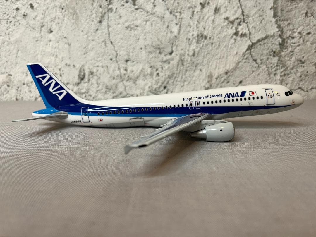 レア　ANA 全日空商事 / AIRBUS A320 JA8946 1:144