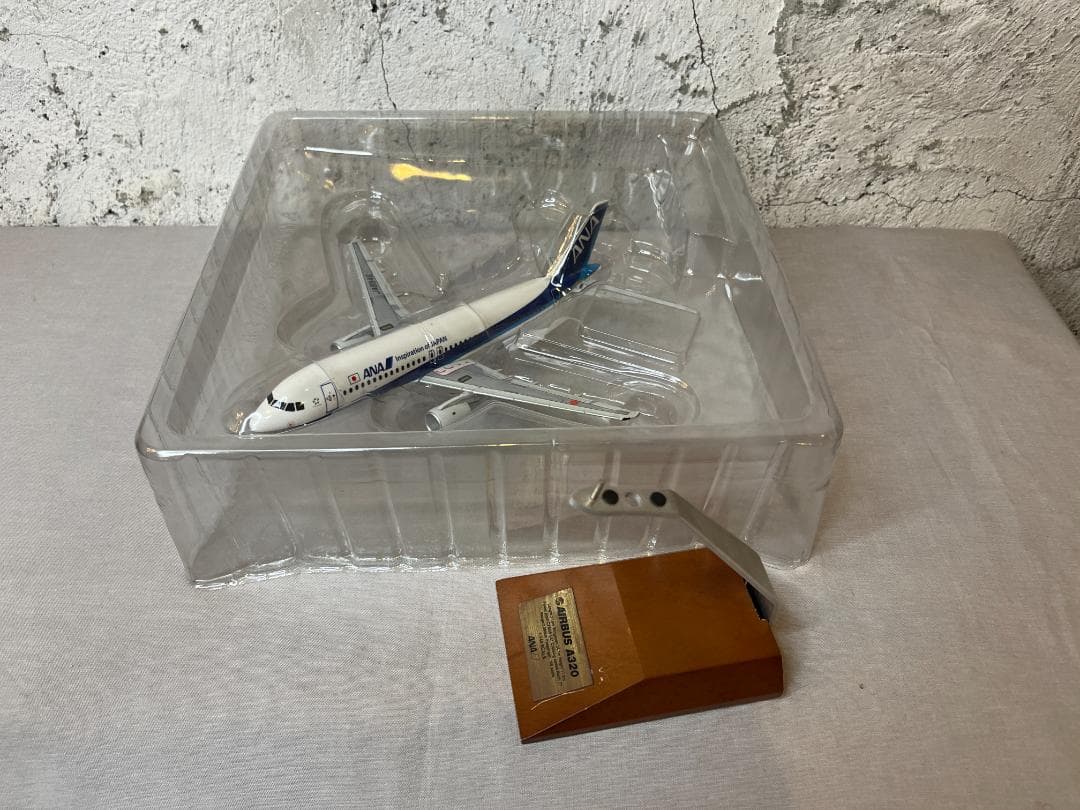 レア　ANA 全日空商事 / AIRBUS A320 JA8946 1:144