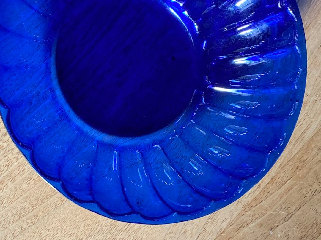 小澄正雄（Masao Kozumi）　型吹き硝子　花弁型瑠璃色bowl