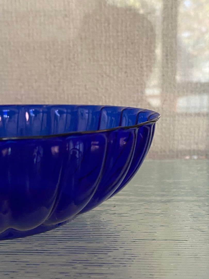 小澄正雄（Masao Kozumi）　型吹き硝子　花弁型瑠璃色bowl