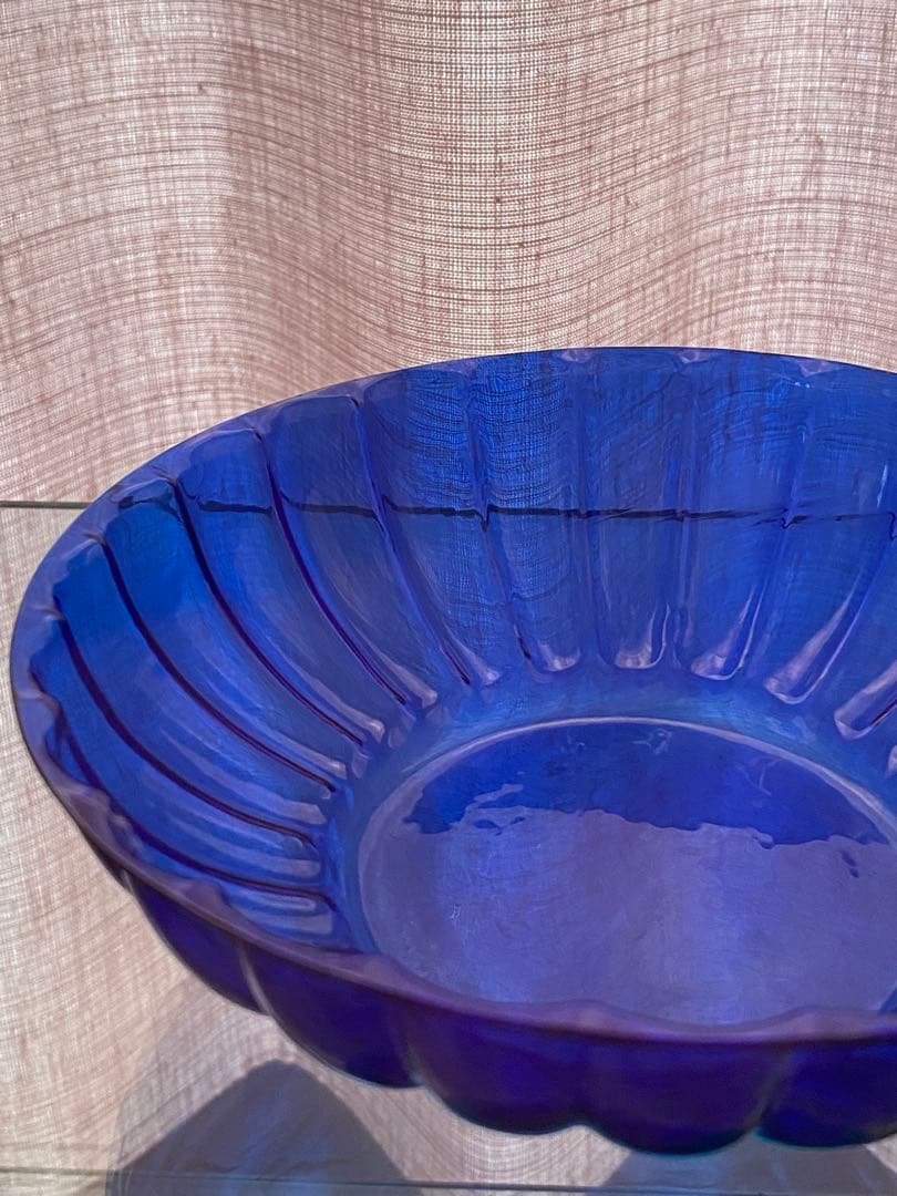 小澄正雄（Masao Kozumi）　型吹き硝子　花弁型瑠璃色bowl