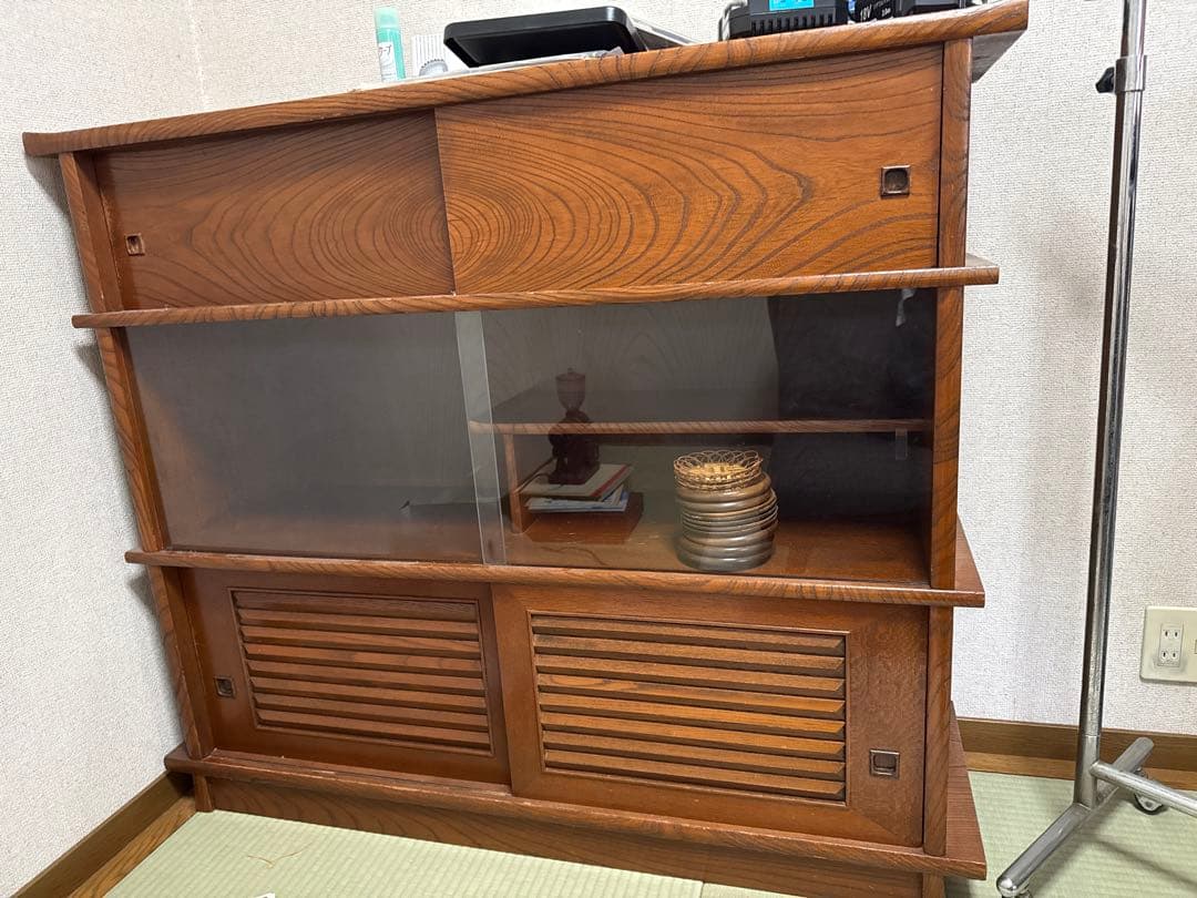 木製ガラス扉付き収納棚