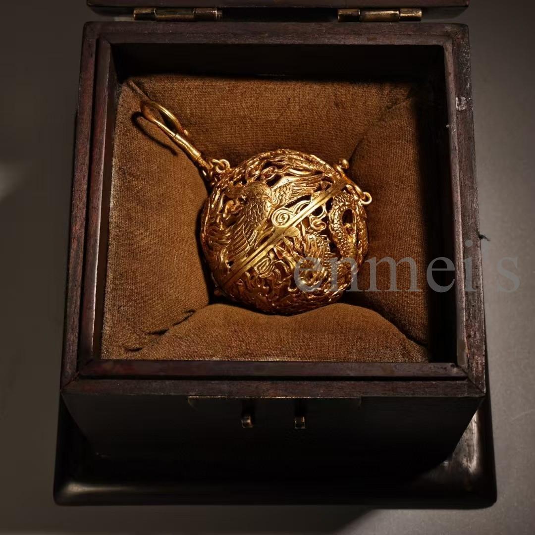 中国古美術品・珍品純銅製・高浮彫鎏金繍球香炉香囊・透彫・熏香炉・檀木箱付・香道具