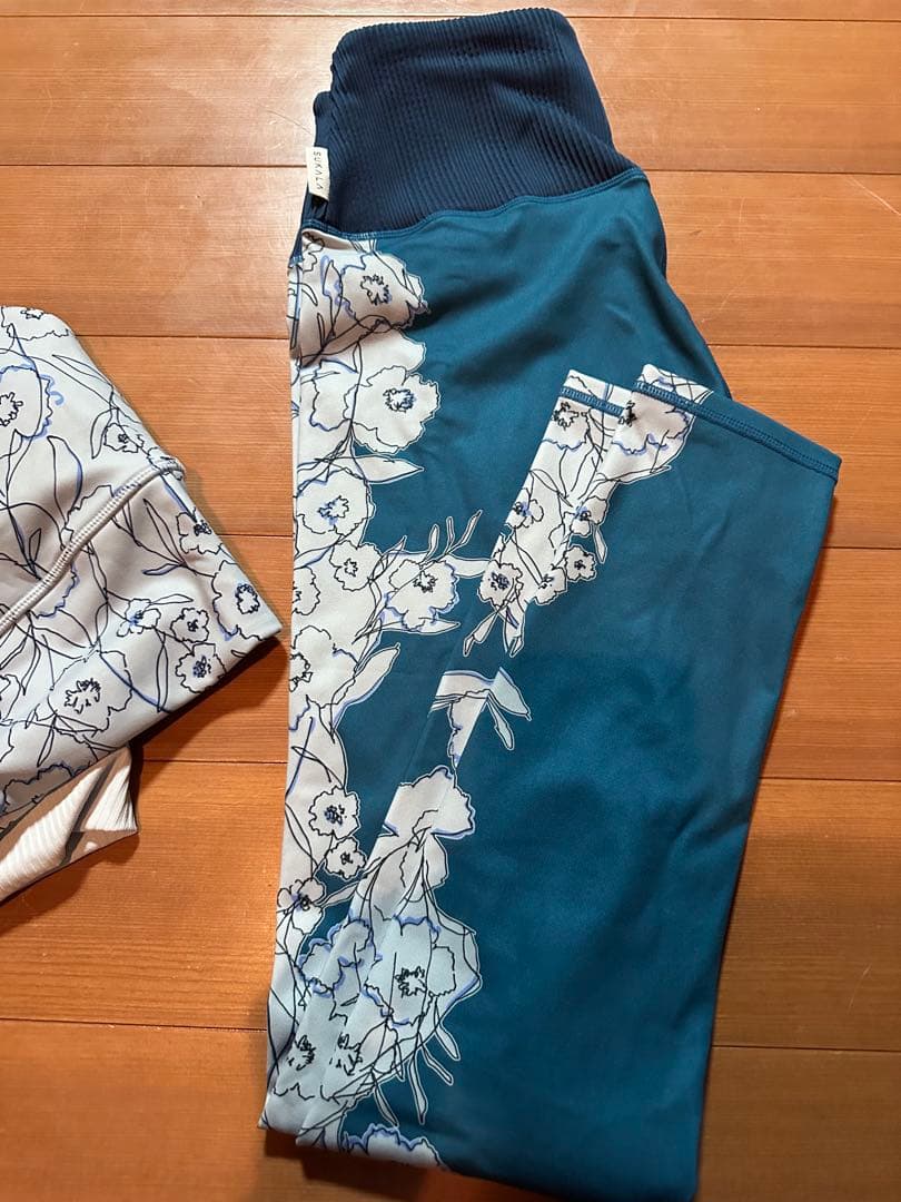SUKALA ドローイングフラワーセパレートタンクトップ　ブラトップ　レギンス