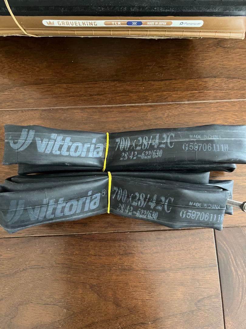 グラベルキング 700 30C TLR / Vittoria チューブ 各2本