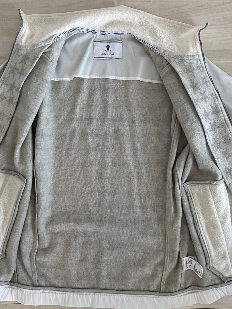 マーク&ロナ 胸スカル/袖MLウォームストレッチジップアウター　オフホワイト