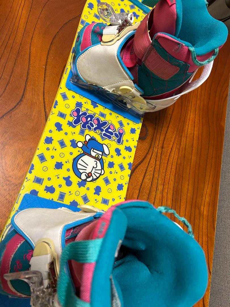 Burtonドラえもん 子ども用スノーボード90cm、ビンディング、ブーツセット