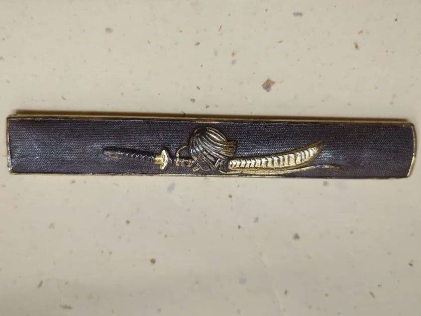 小柄袋、赤銅地に太刀と采配図