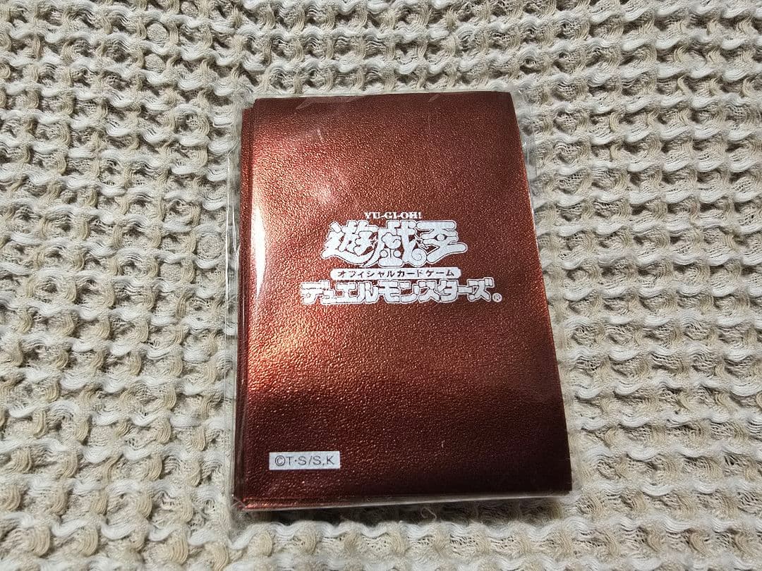 遊戯王　メタリックレッド　初期ロゴ　スリーブ　デラックス