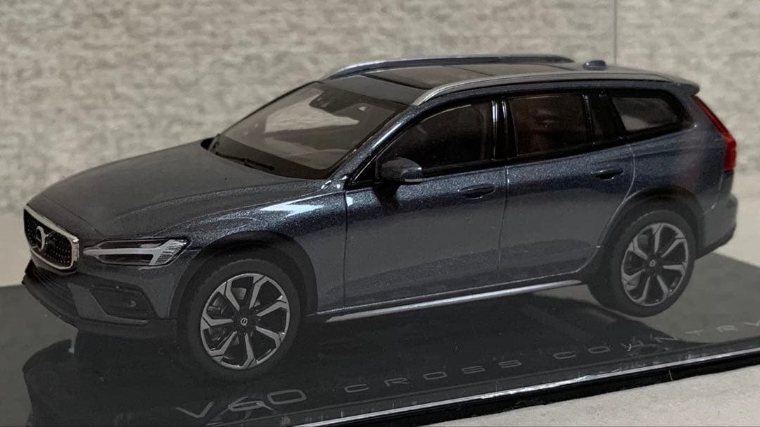 1/43 Volvo / ボルボ V60 Cross Country グレー