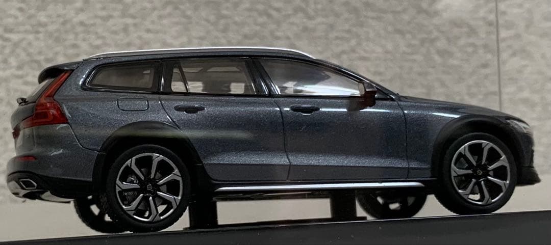 1/43 Volvo / ボルボ V60 Cross Country グレー