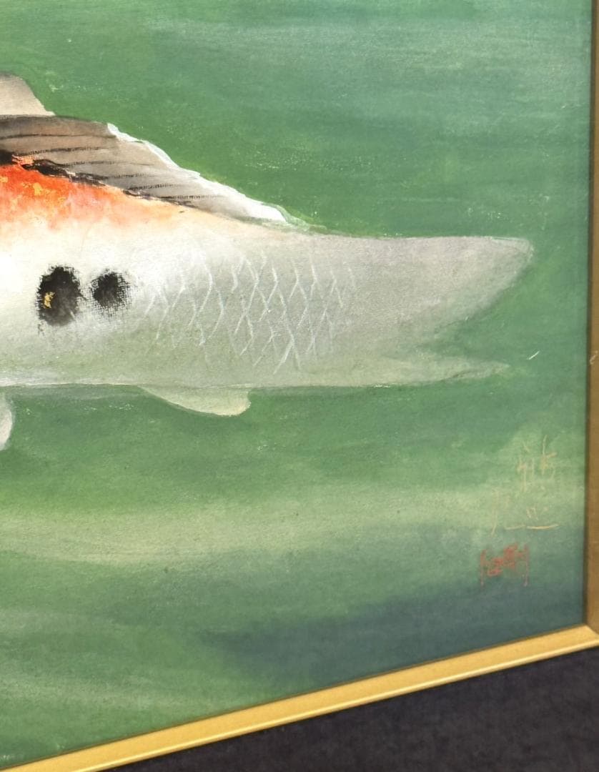 素晴らしい　緑の水中を泳ぐ鯉の美しい日本画