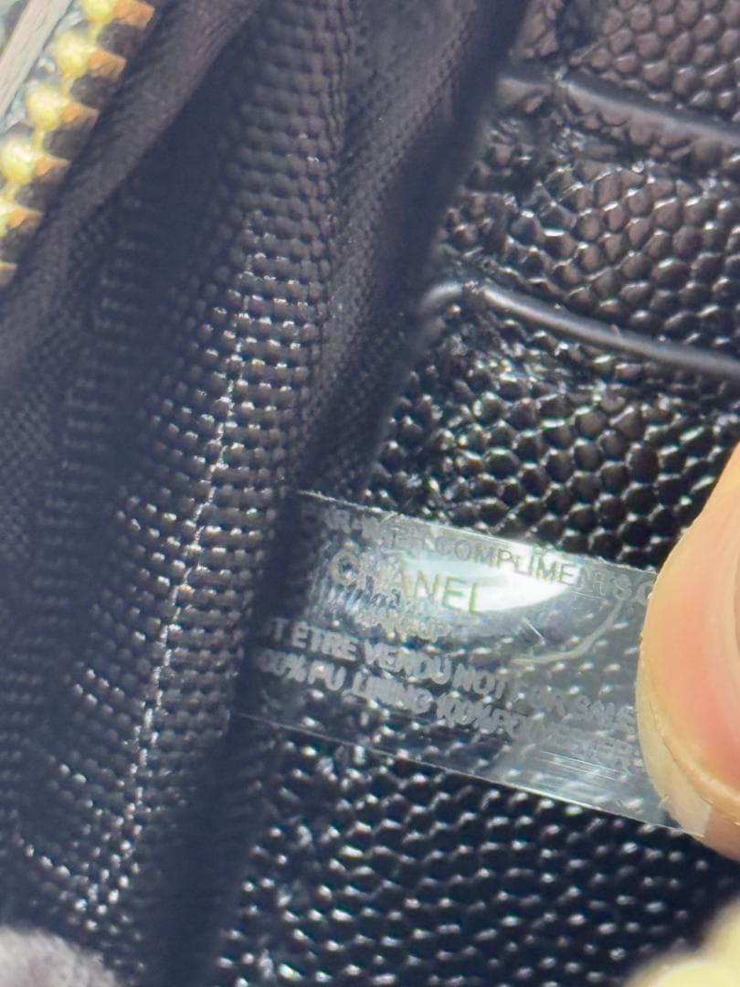 新品 美品キルティングデザイン スマホショルダーバッグ ブラック