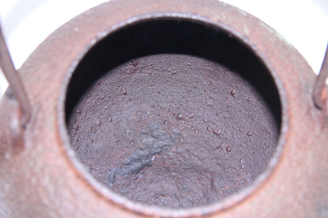 龍文堂造 鉄瓶 日丸形 銀摘 茶道具 約1200ml　岩肌 EL11-26