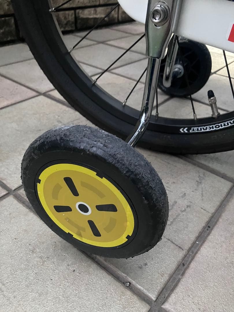 ヨッシーヘルメット付き　コマ有り　マリオ　幼児用自転車　18インチ