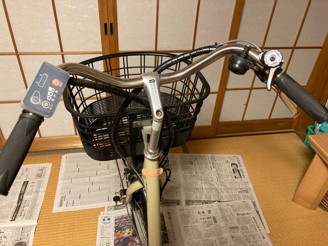 ノーパンク電動三輪車 クリーム色 前後バスケット付き