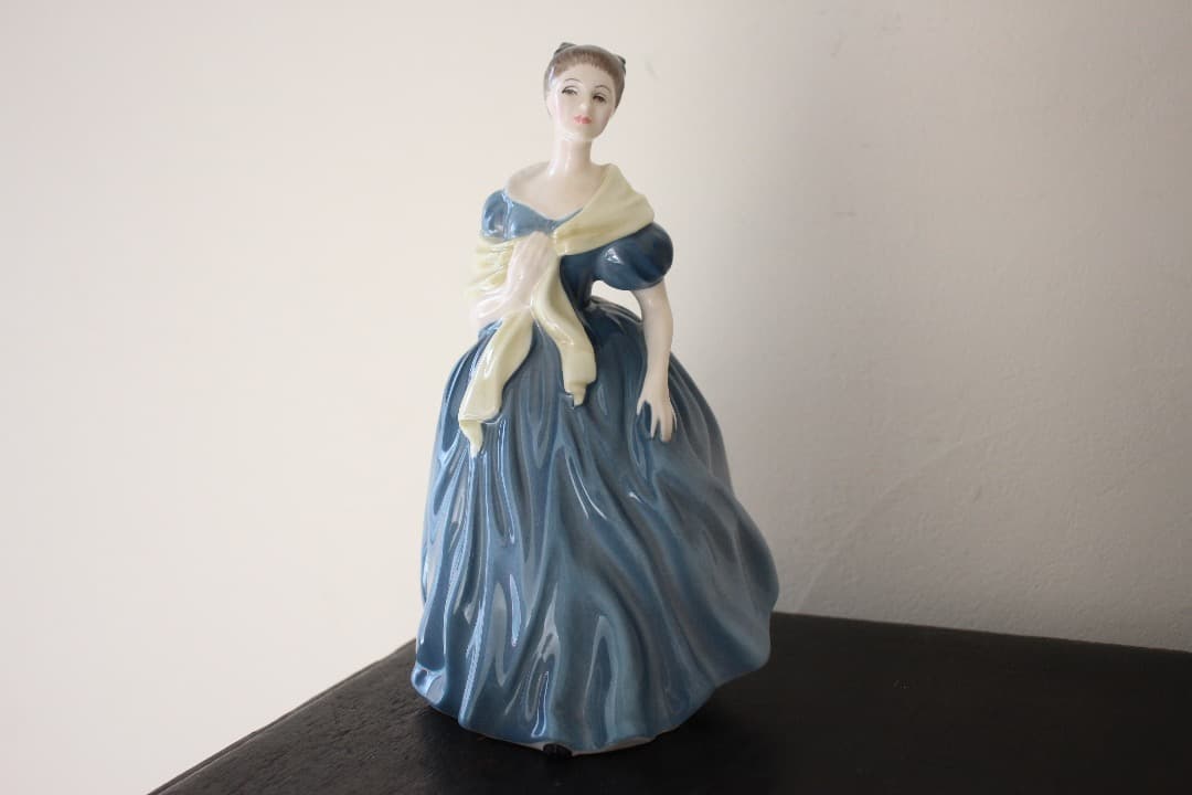 ロイヤルドルトン　フィギュリン　陶器人形　アドリアン