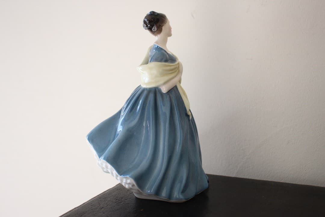 ロイヤルドルトン　フィギュリン　陶器人形　アドリアン