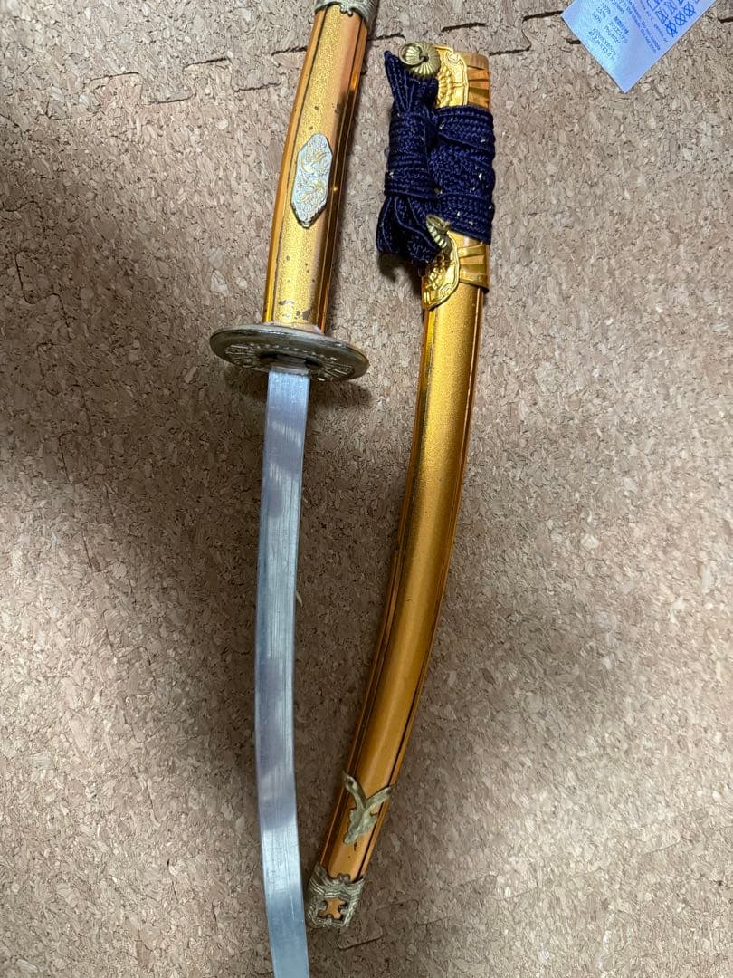 伝統的な黒い刀 模擬刀と日本刀