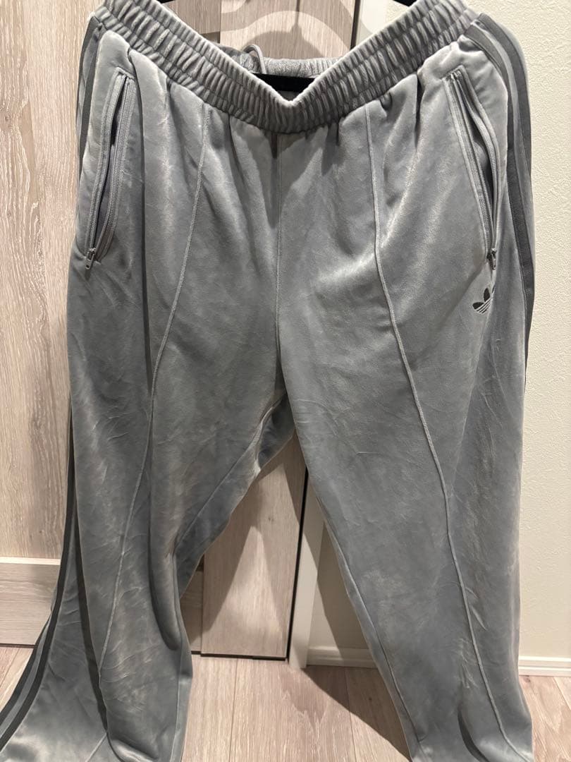 adidas ベロア トラックパンツ オリジナルス グレー