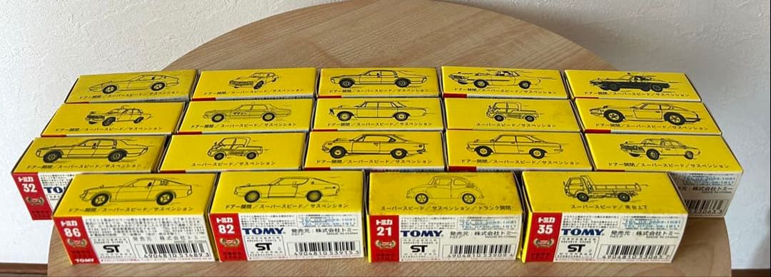 トミカ 復刻版19台セット 展示ショーケース付き そのまま飾れます