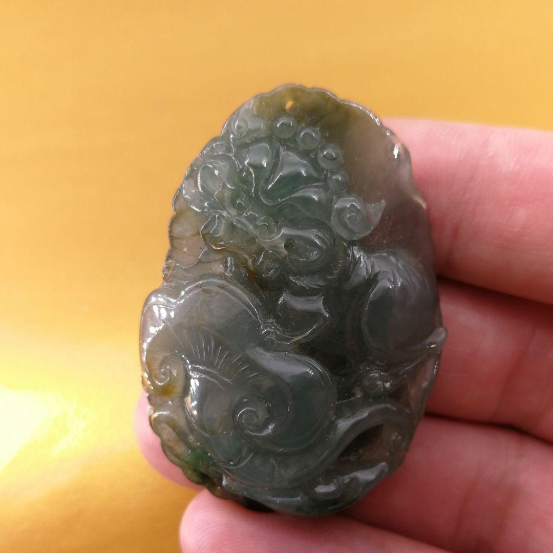 ビルマ翡翠精細彫刻「蓮葉元寳霊芝獅子」(A貨保証)(整理番号:AJ09)