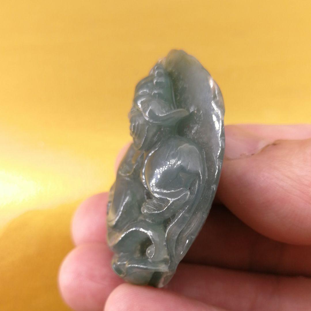 ビルマ翡翠精細彫刻「蓮葉元寳霊芝獅子」(A貨保証)(整理番号:AJ09)