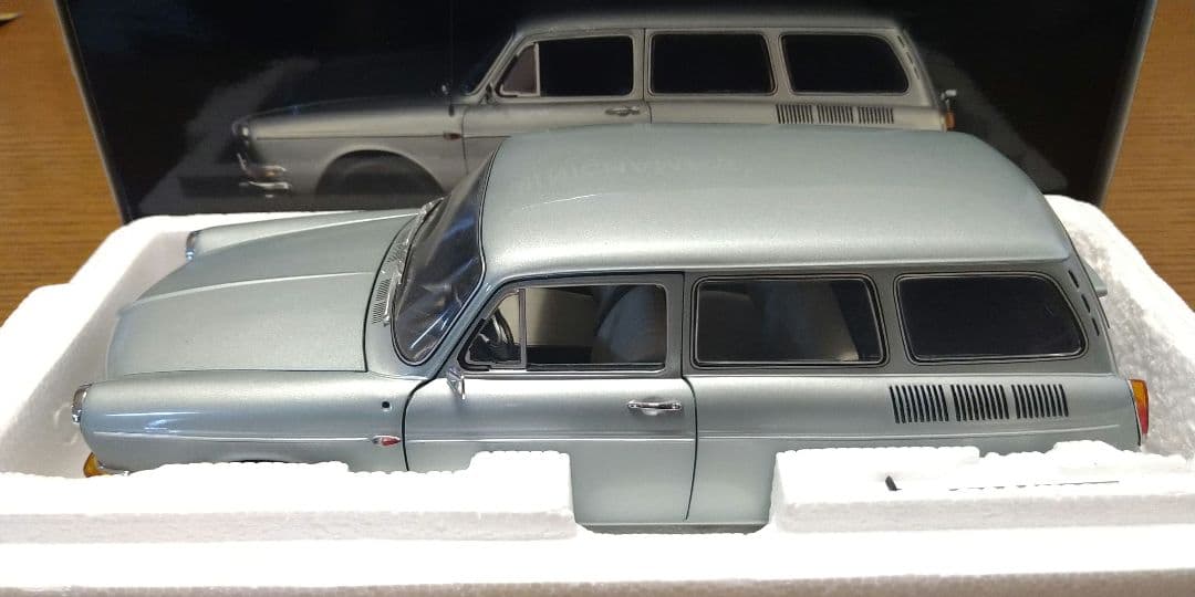 ミニチャンプス 1/18 フォルクスワーゲン 1600L バリアント シルバー