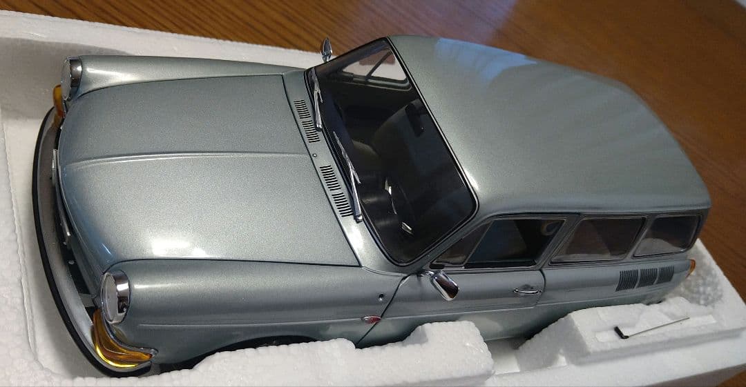 ミニチャンプス 1/18 フォルクスワーゲン 1600L バリアント シルバー