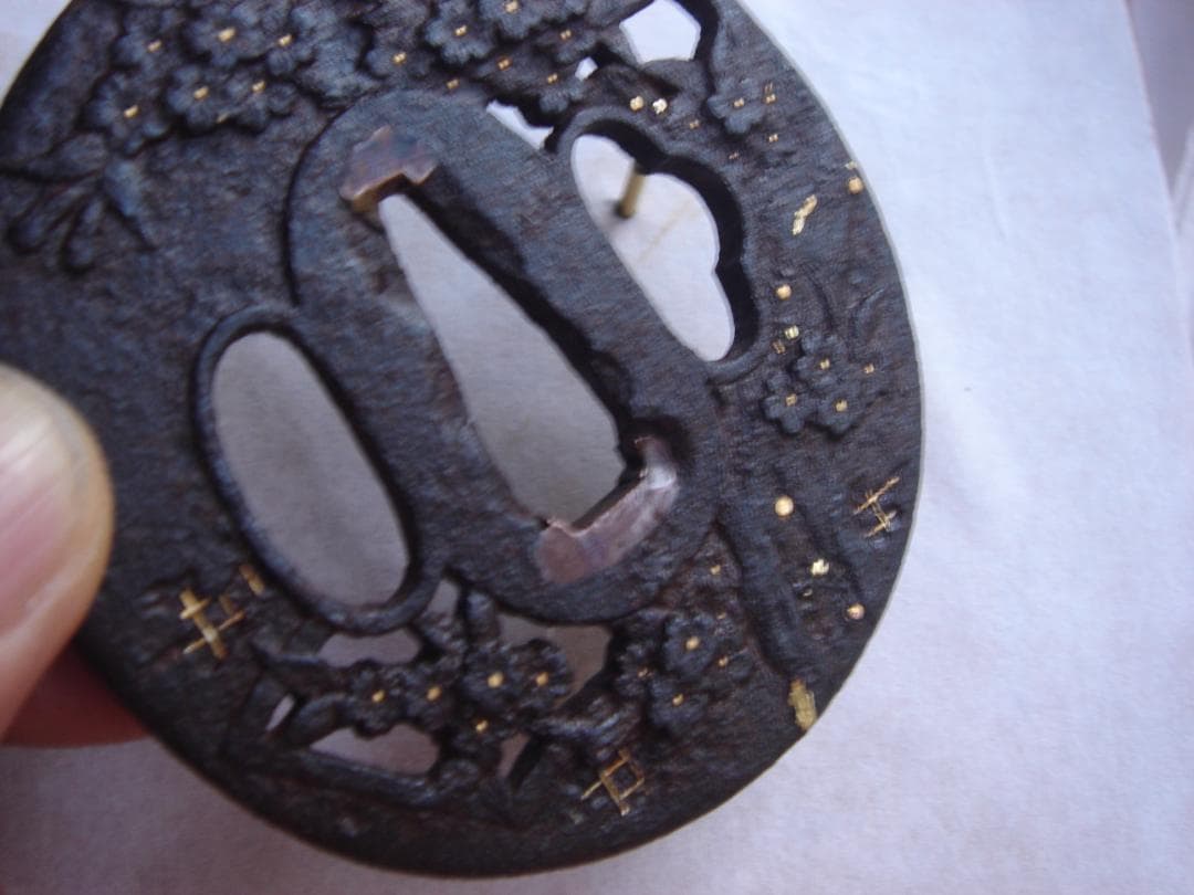 刀装具　鍔　桜彫刻 鉄製 (つば) 江戸時代